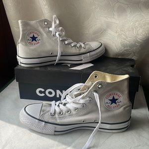 Converse high tops sneakers in gray
Women’s size 8.5